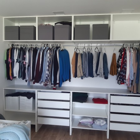 Otevřená šatní skříň